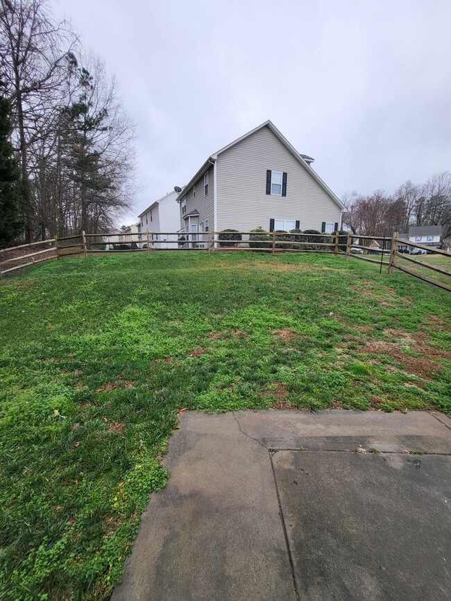 Building Photo - BEAUTIFUL Ranch Home