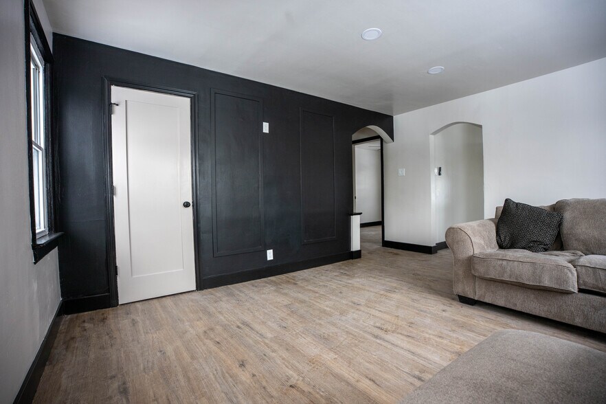 Livingroom - 111 E Garwood Ave