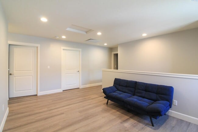 Building Photo - 4 Bed, 2.5 Bath House in South Kennewick