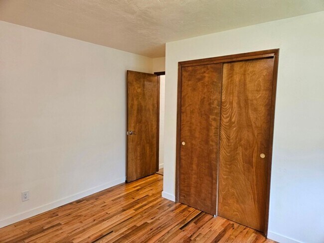 Building Photo - 3Bd/2Ba Single Story House - For Viewing!