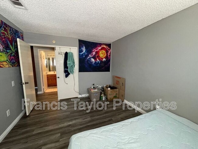 Building Photo - 2422 Teaberry Glen