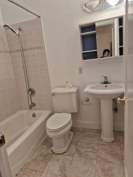 Building Photo - 1370 20th Ave