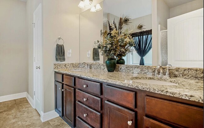 Building Photo - 2492 Bentridge Dr W