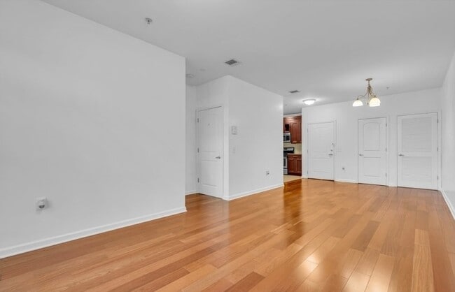 Building Photo - QQZiza