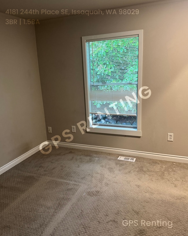 Building Photo - Spacious Two-Level Klahanie Townhome – Nat...