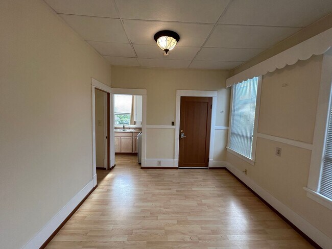 Building Photo - 1560