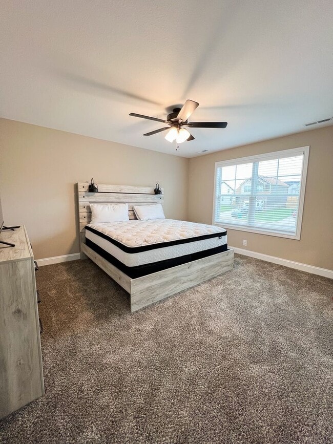 Building Photo - Move-In Specials Available! Beautiful Sing...