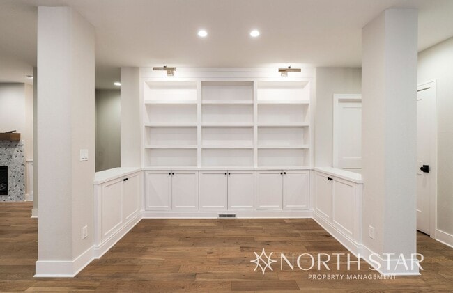 Building Photo - Newer Duplex in the Heart of Lake Oswego.
