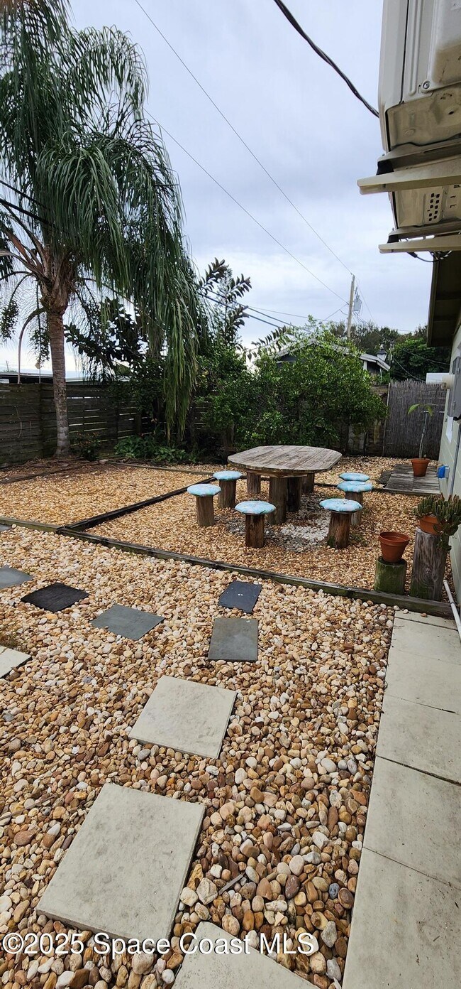 Building Photo - 833 Cronin Ave