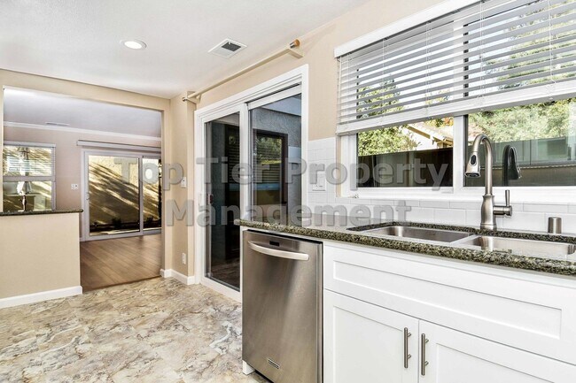 Building Photo - Beautiful 3 Bd/2.5 Ba/1697 sf Walnut Creek townhouse in desirable neighborhood! Available April 1st!