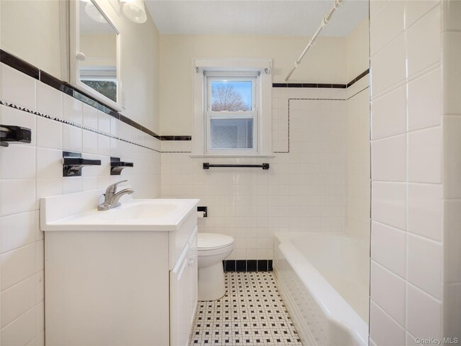 Building Photo - 18 Hughes St