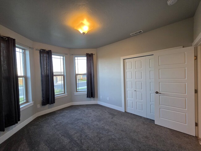 Building Photo - 584 Thebes St