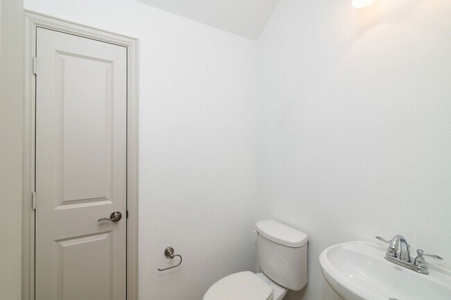 Building Photo - Beautiful 3 Bedroom Luxury Townhome, MCKIN...