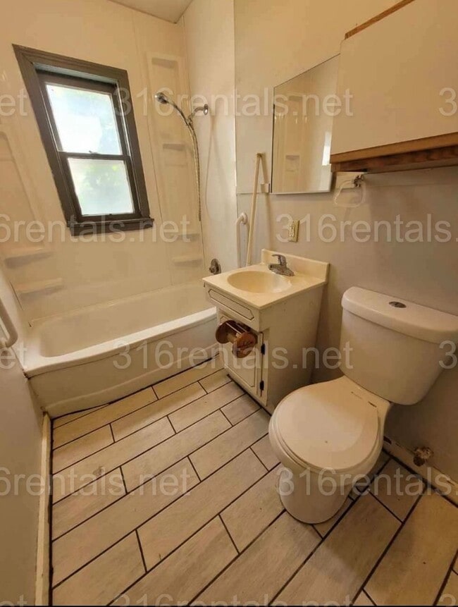 Building Photo - $850 - 2 bed 1 bath - Single Family Home