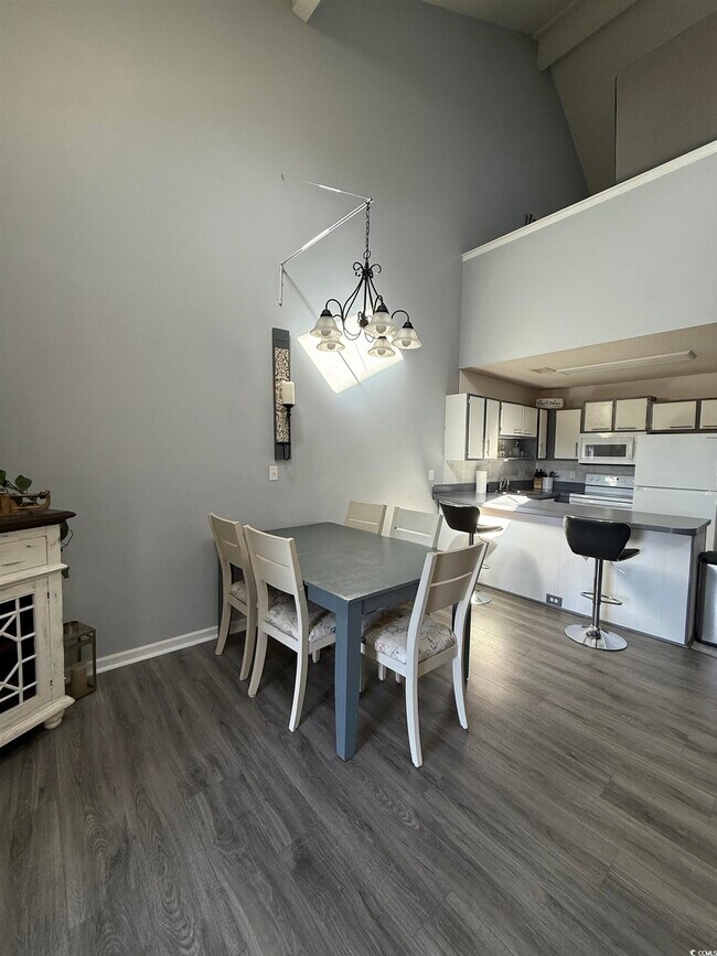 Building Photo - 1065 Plantation Dr W