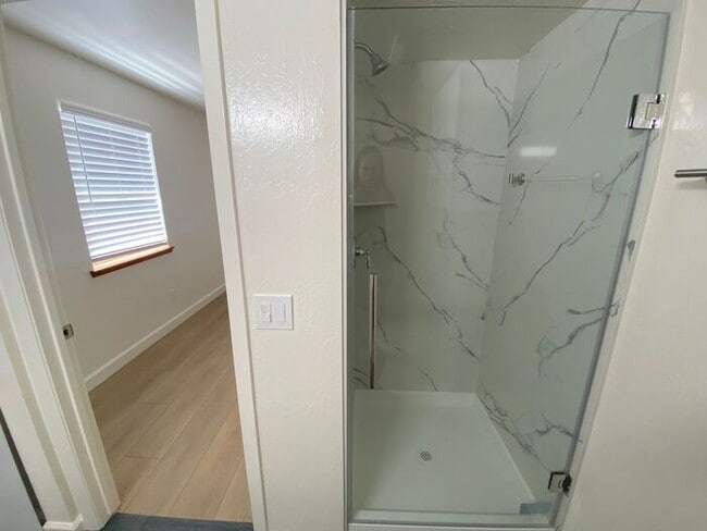Building Photo - "TinyHouse" Apartment Downstairs - Washer/Dryer, Dishwasher, AC, Parking Space