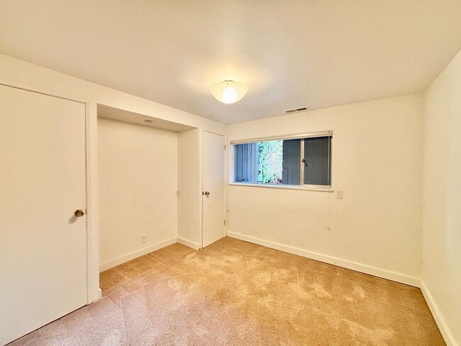 Building Photo - Stunning Mountain View Mid-Century Home in Prestigious Clyde Hill