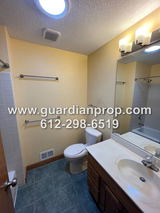 Building Photo - Woodbury House Available July 1st, Meticulously Maintained, Lower Family Room, Back Deck, Pool Ac...