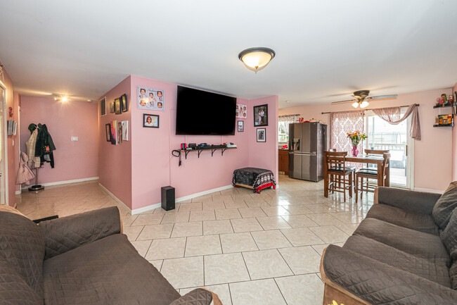 Building Photo - 810 Oakton Ave