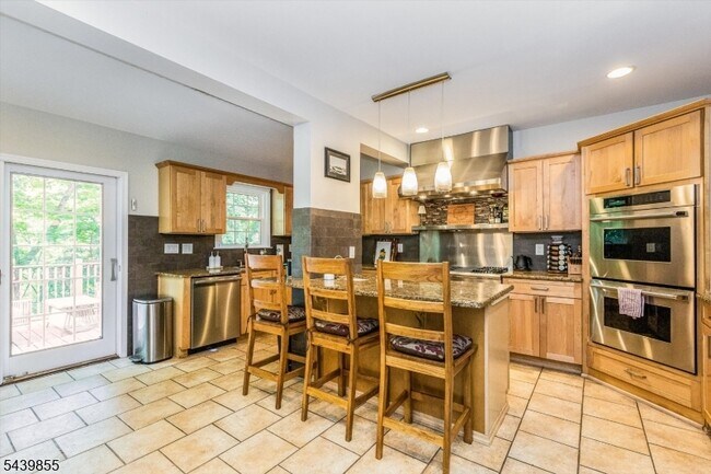 Building Photo - 25 Riverview Dr