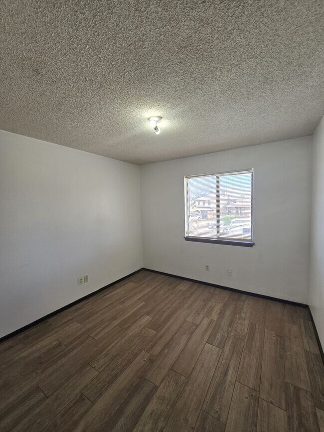 Building Photo - BEAUTIFUL EASTSIDE HOME