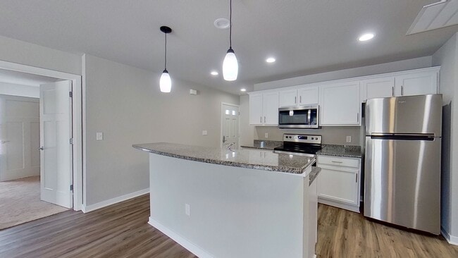 Building Photo - Condo Style Lower 2 Bedroom 2 Bathroom plus Den Apartment