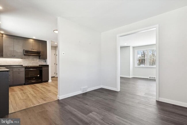 Building Photo - 17 McLaughlin Dr