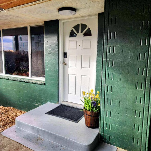 Bright and Cheery Entry - 22418 77th Ave W