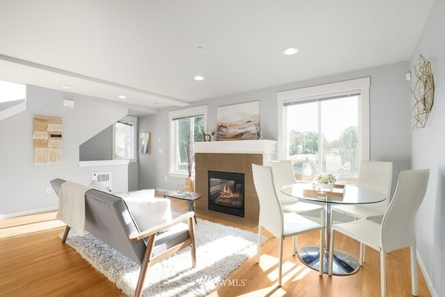 Building Photo - Large 2-Bedroom Northgate Townhome