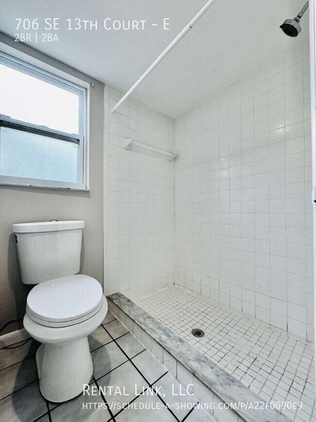 Building Photo - 706 SE 13th Ct