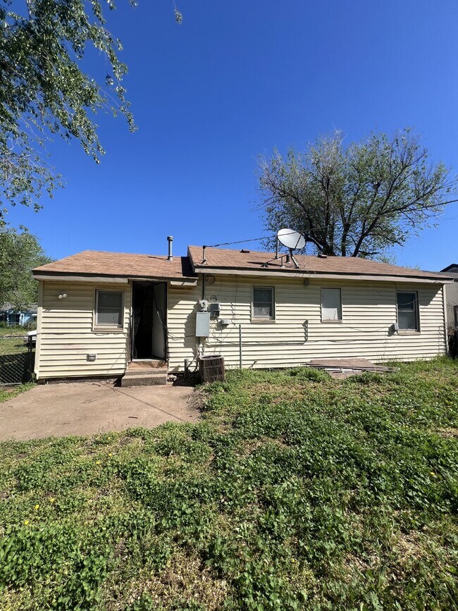 Building Photo - "Charming 3-Bed Home at 609 West Nagel Ave...
