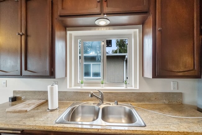 Building Photo - Unbeatable Location! Bright 1 Bed, 1 Bath ...