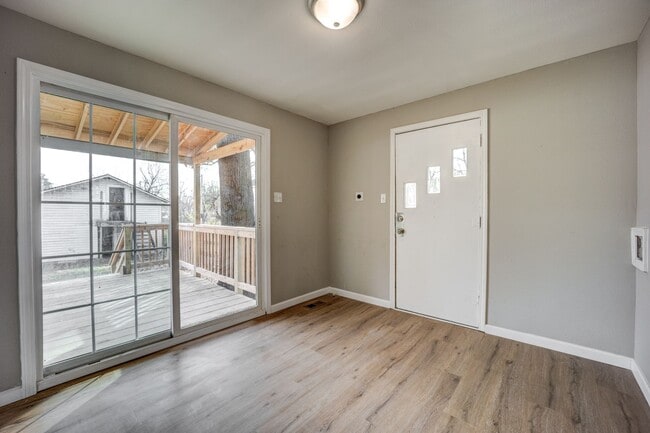 Building Photo - Freshly Updated 4 Bedroom House