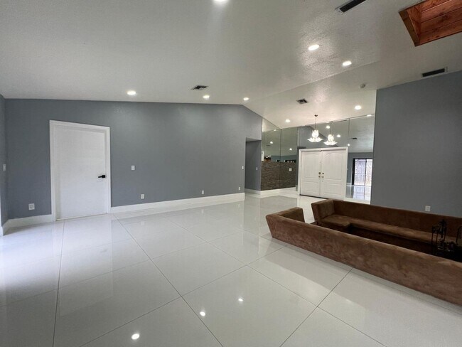 Building Photo - Beautiful 3 Bedroom Home in West Lauderhill