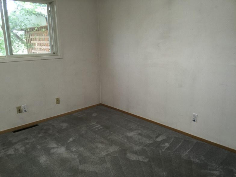 Building Photo - 215 NW Webb St