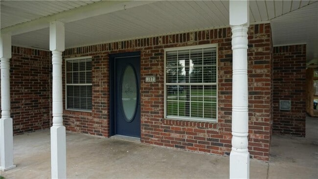 Building Photo - 107 N Elm Springs Rd