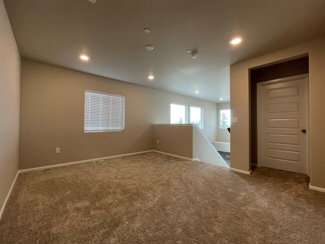 Building Photo - 913 Timberline Ave