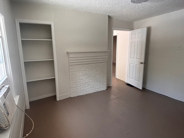 Building Photo - 110 Davis St N