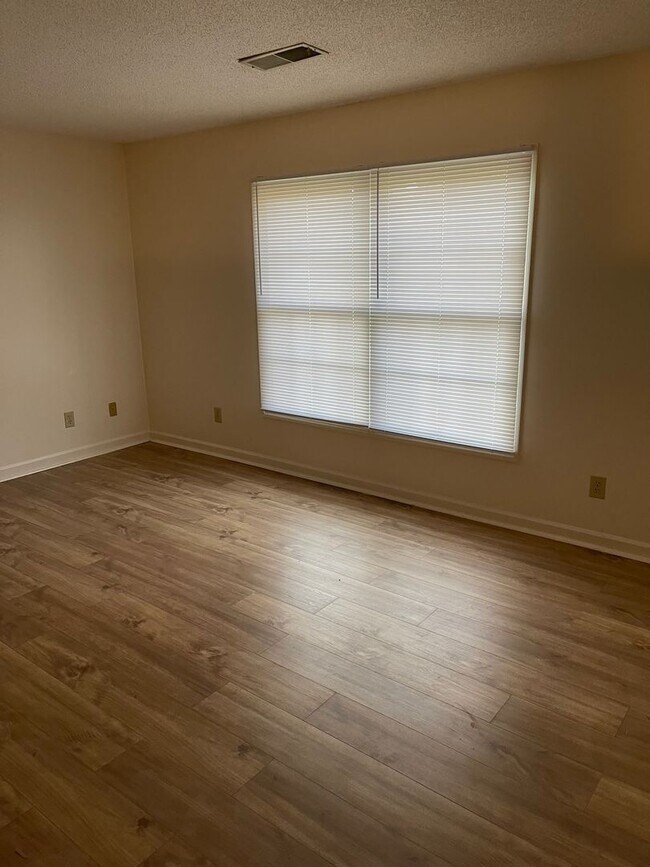 Building Photo - 3 Bedroom / 2 Bath Apt  Kingsport TN