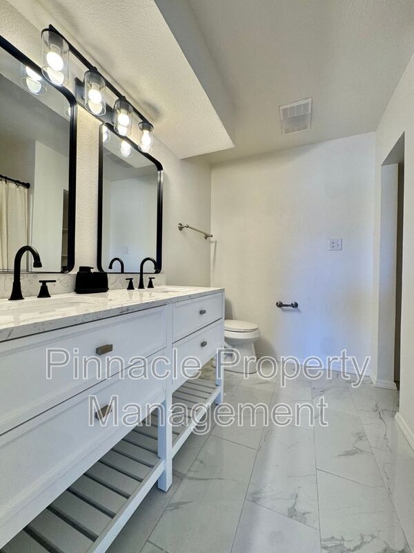 Building Photo - 2408 Lindenwood Dr