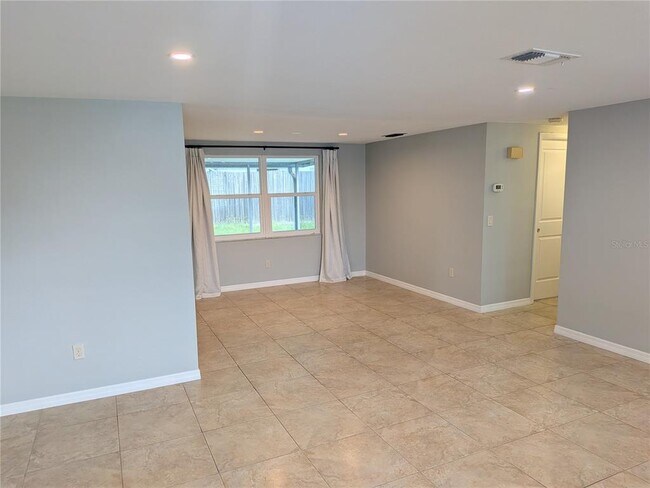 Building Photo - 5637 Chipper Dr