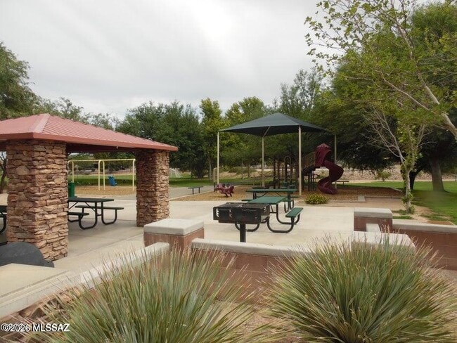 Building Photo - 7325 E Weeping Willow Dr