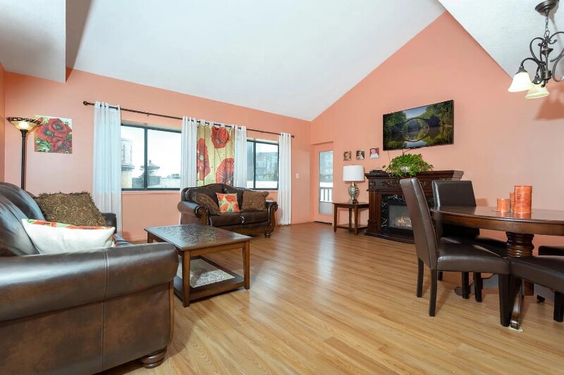 Building Photo - 50 S Common St