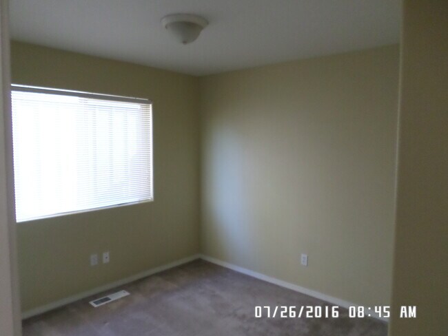 Building Photo - 3 Bedroom, 2 Bathroom Home with a 2 Car Ga...