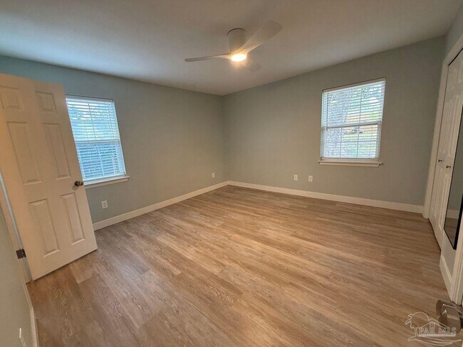 Building Photo - 420 Dolphin St