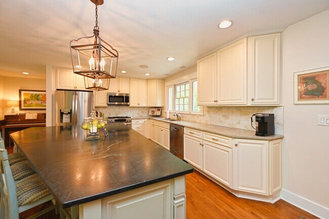 Building Photo - **RARE BRENTWOOD FIND, A MASTERCLASS IN ELEGANT SOUTHERN DESIGN**