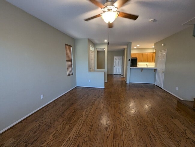 Building Photo - 3 Bedroom - 2.5 Bathroom Townhome in Scrip...