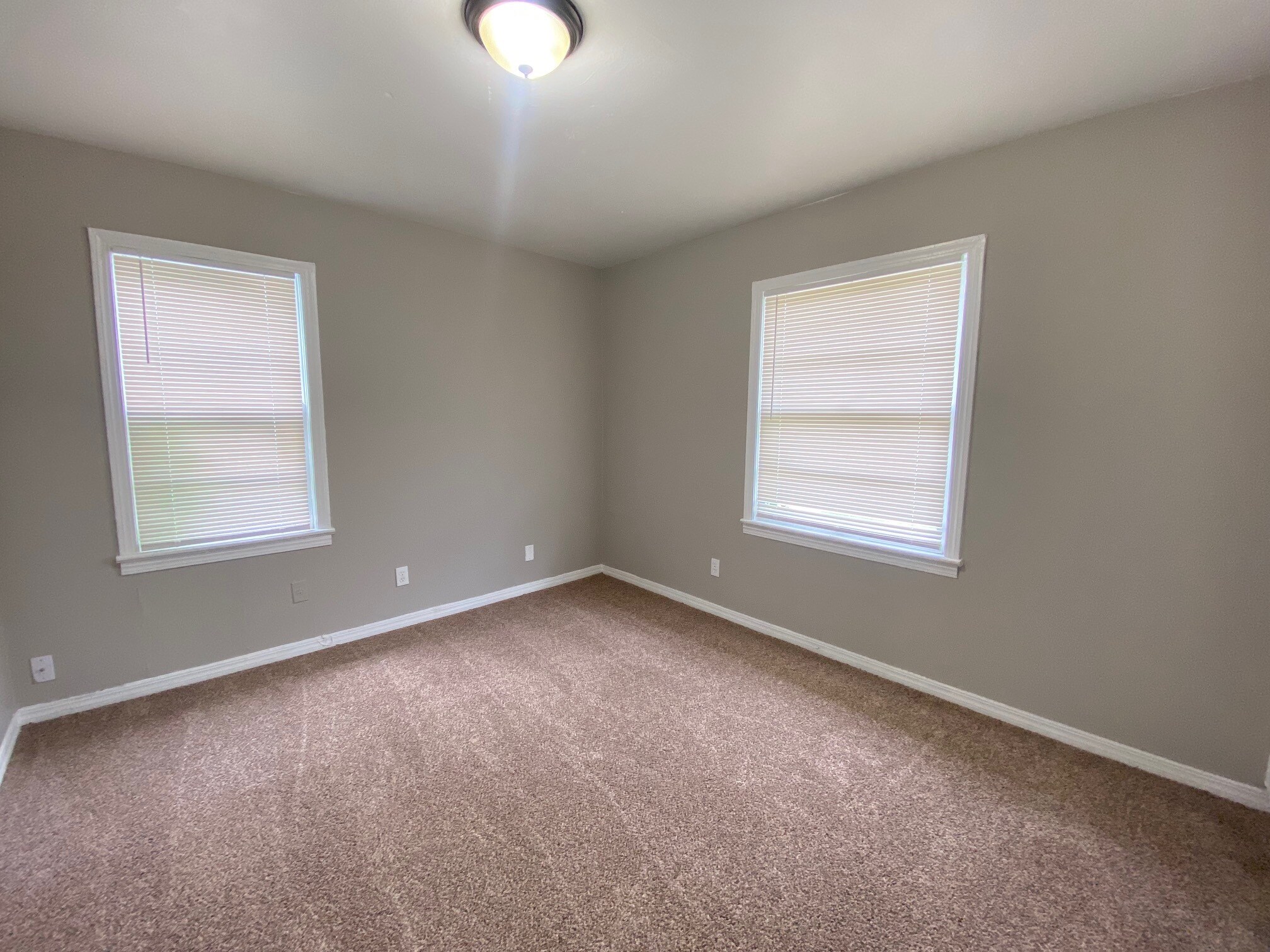 Building Photo - 3712 Woodside Dr