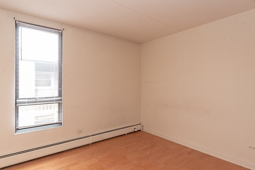 Building Photo - 629 W Wellington Ave