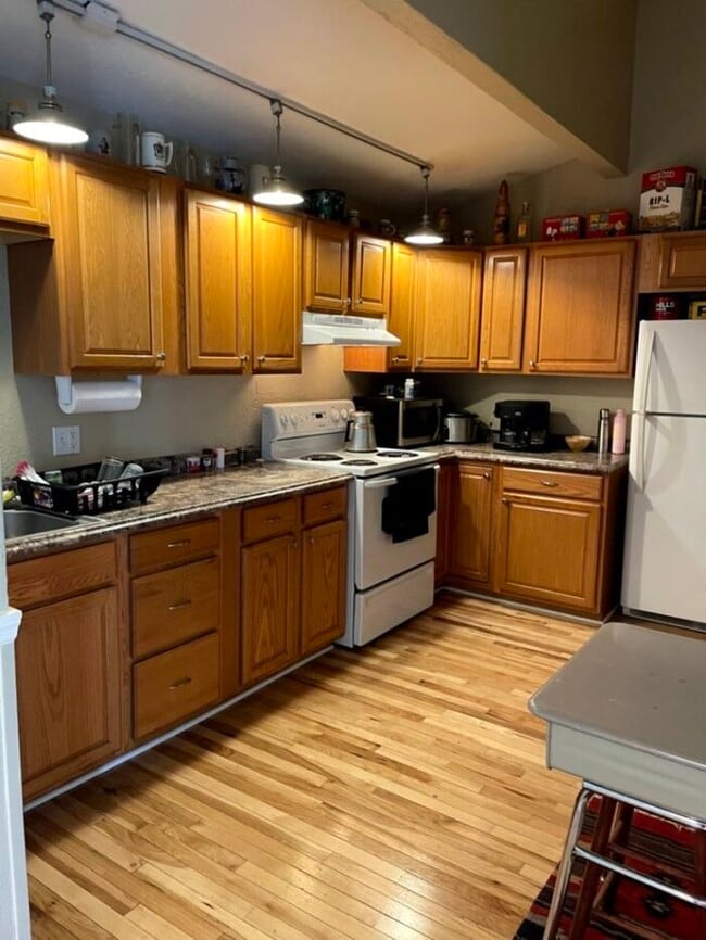 Building Photo - 3 bdrm/1 bath Country Ranch available April 1st!